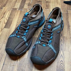 Jambu Women’s hiking/walking all-terrain shoes. Slip on Size 7.5.